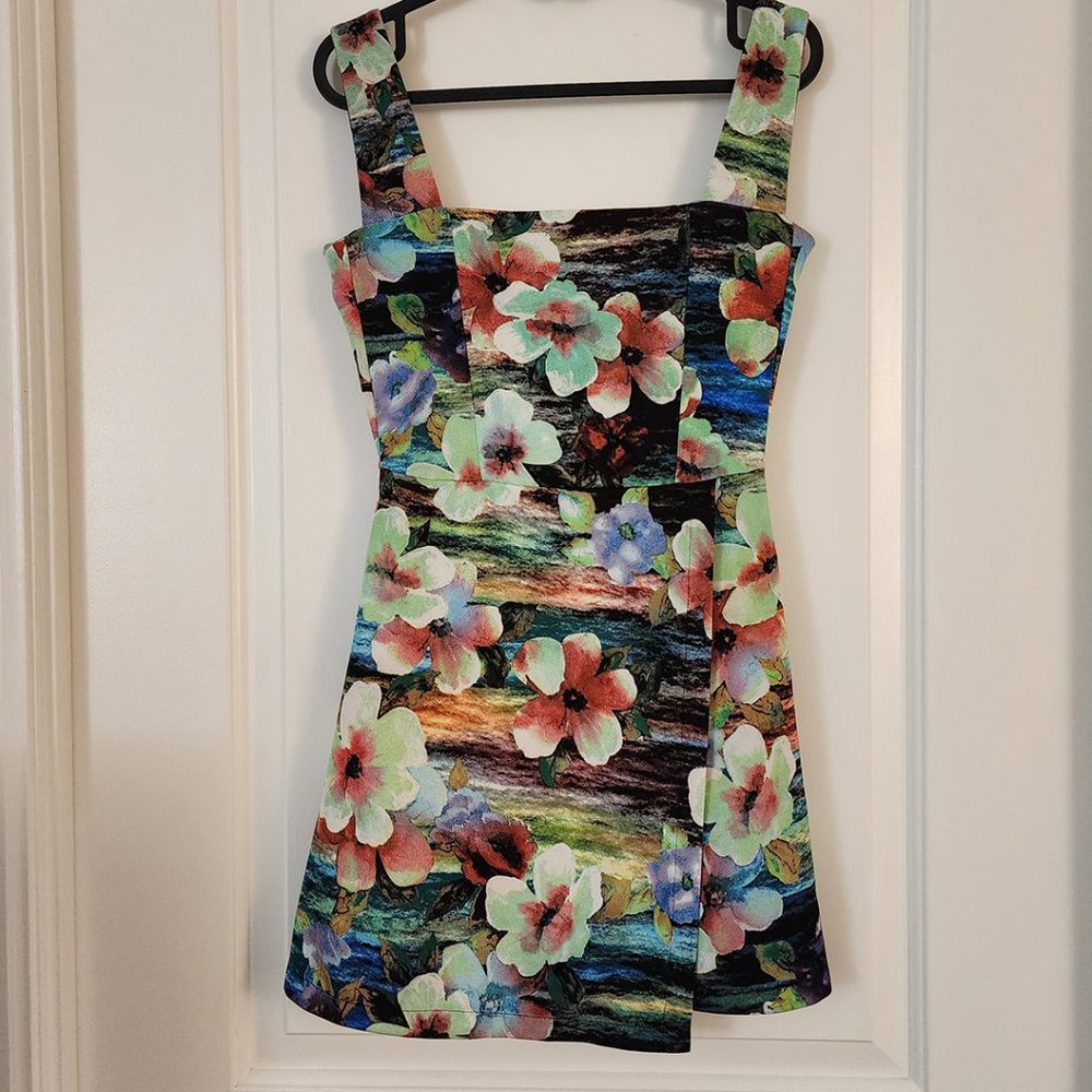 Floral Cut Out At The Back - Mini Dress
